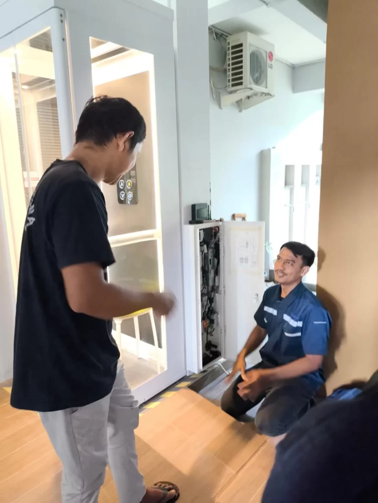 teknisi lift rumah kalea sedang maintenance berkala