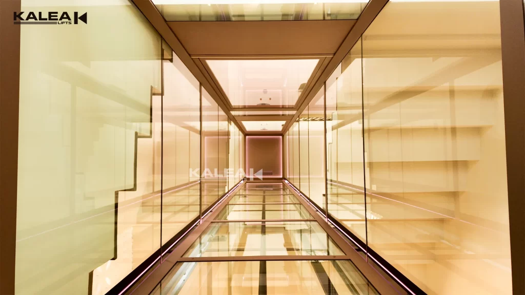 Tampilan dalam shaft kaca 5 sisi Kalea dengan desain panoramic all glass