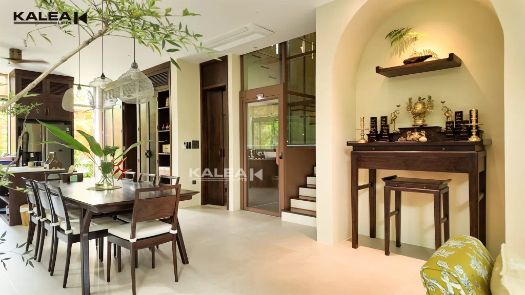 Lift Kalea dengan shaft kaca cokelat di interior rumah mewah