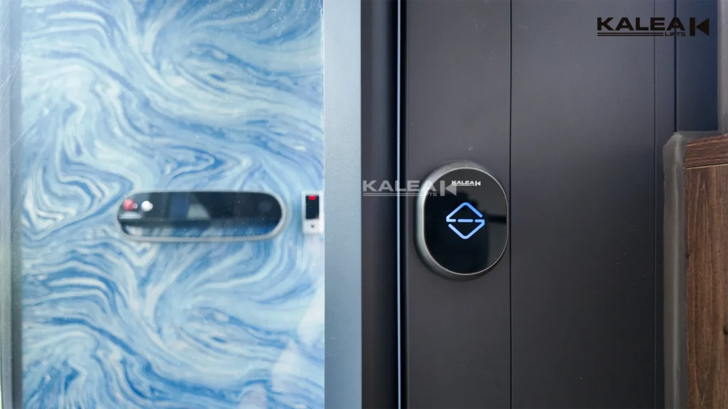 Lift rumah Kalea X80 Premium dengan shaft kaca dan back panel bermotif di area tangga
