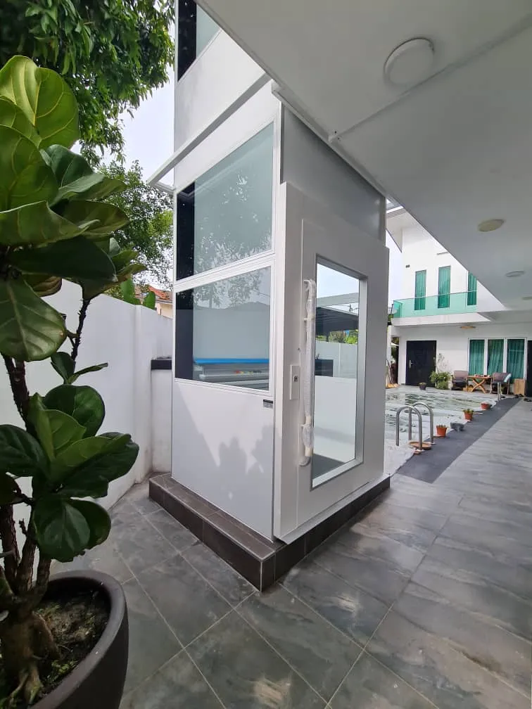 Lift rumah dengan shaft modular dipasang pada area outdoor di samping hunian