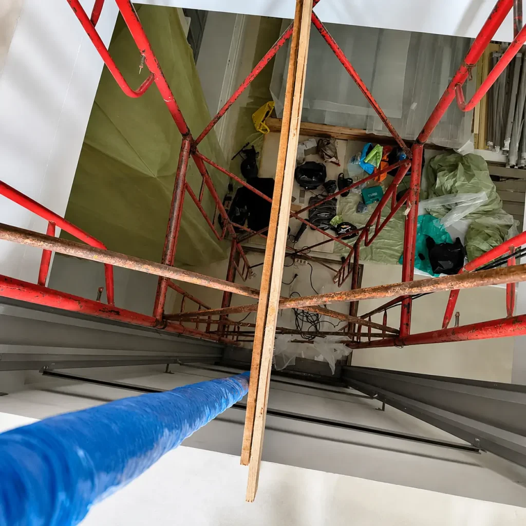 Scaffolding dan jalur vertikal pada proses pemasangan shaft lift rumah