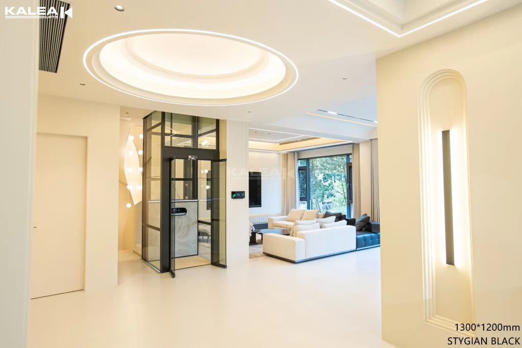 Lift rumah Kalea dengan pintu kaca di landing lantai atas rumah mewah