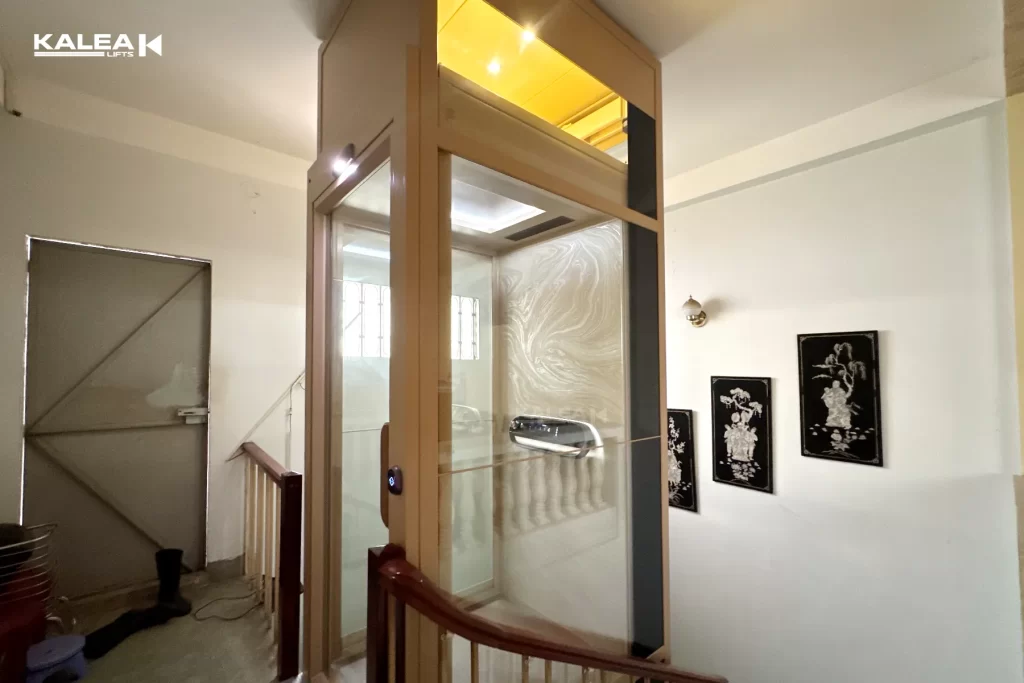 Checklist Pasang Lift Rumah: 15 Hal Penting 8 Kalea home lift dengan shaft modular terpasang di void tangga rumah existing