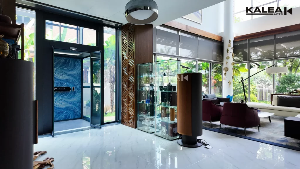 Checklist Pasang Lift Rumah: 15 Hal Penting 15 Kalea home lift dengan pintu kaca terbuka menuju ruang keluarga