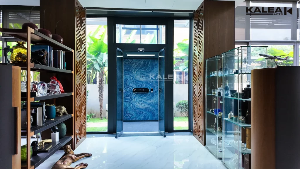 Checklist Pasang Lift Rumah: 15 Hal Penting 3 Kalea home lift ditempatkan simetris di antara furnitur dan rak ruang keluarga