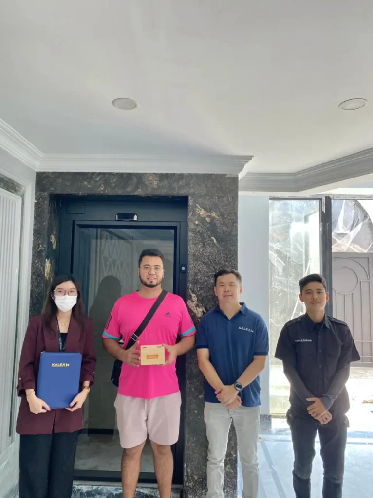 Checklist Pasang Lift Rumah: 15 Hal Penting 16 Serah terima lift rumah antara pelanggan dan tim Kalea Lift Indonesia