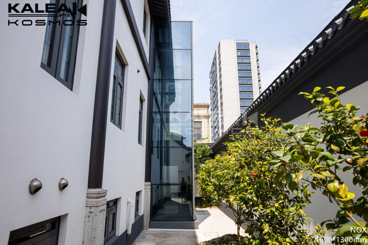 lift rumah outdoor kalea yang menyatu dengan facade rumah