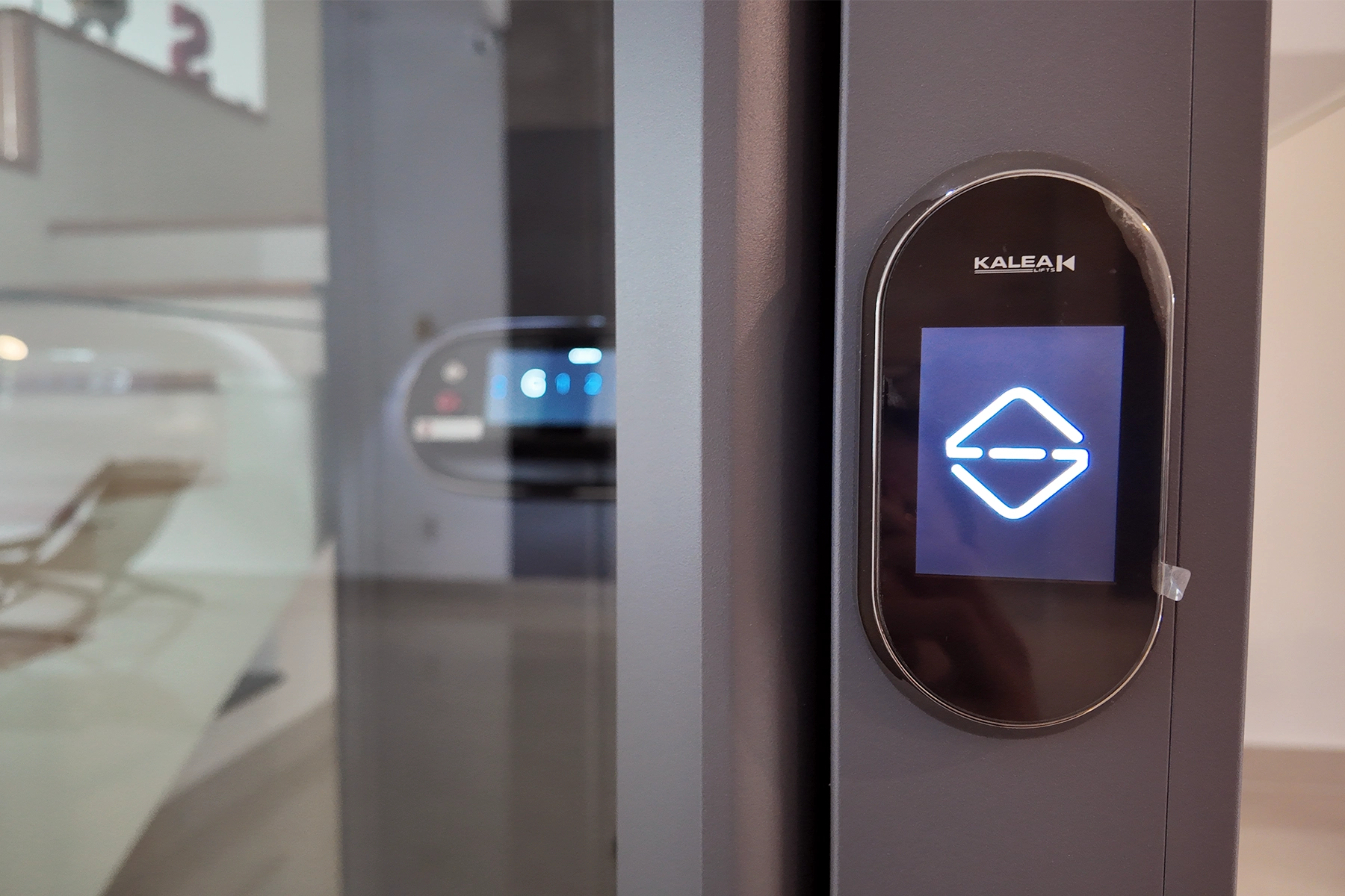 Rekomendasi Lift Rumah Mewah Terbaik di Indonesia 5 Touch screen button lift rumah kalea