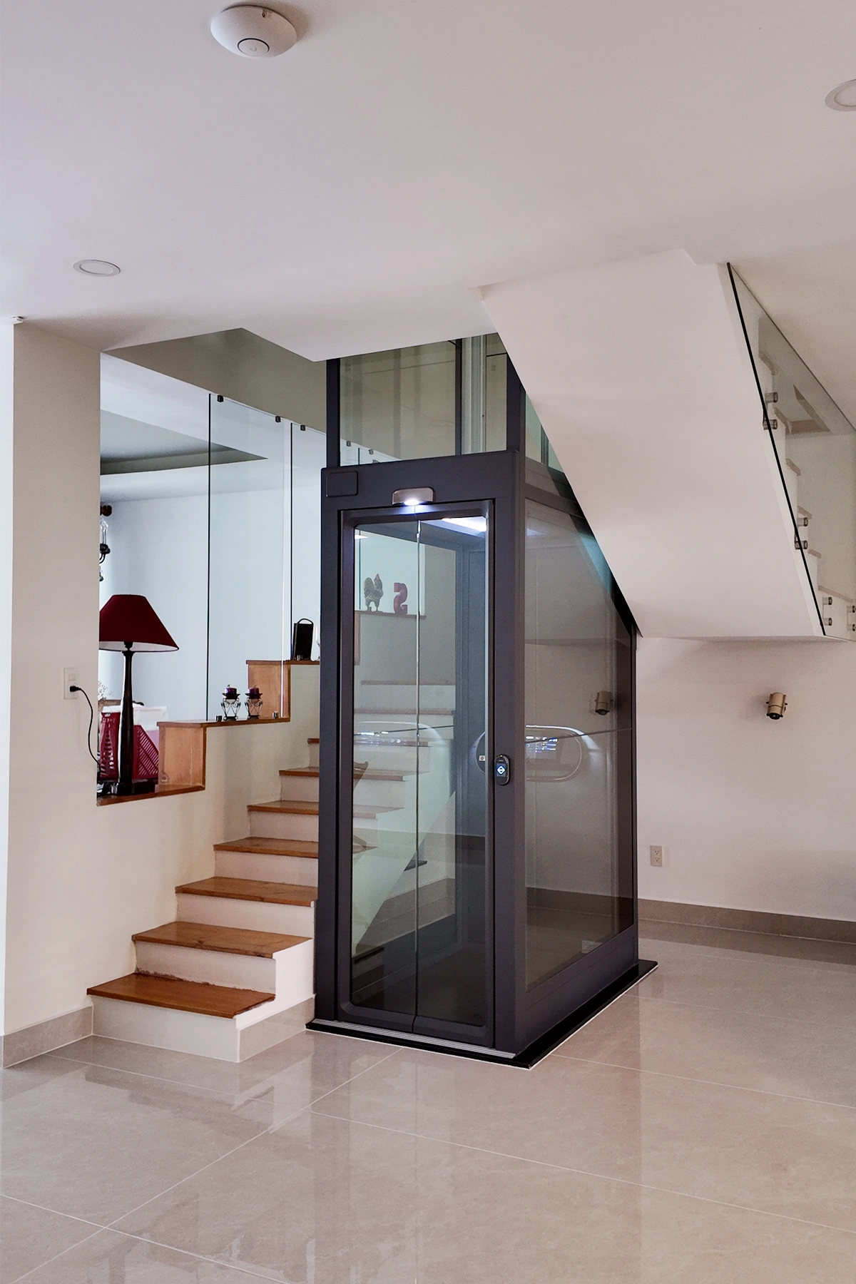 Rekomendasi Lift Rumah Mewah Terbaik di Indonesia 3 kalea x80 di tengah tangga