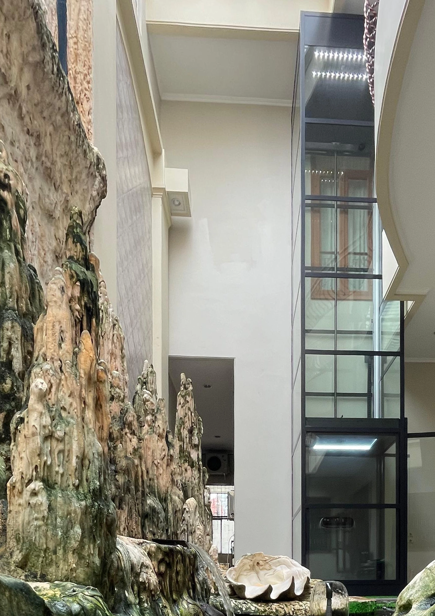Lift Rumah dengan Shaft Kaca VS Shaft Beton: Perbedaan Desain, Privasi, dan Perawatan 4 2 6