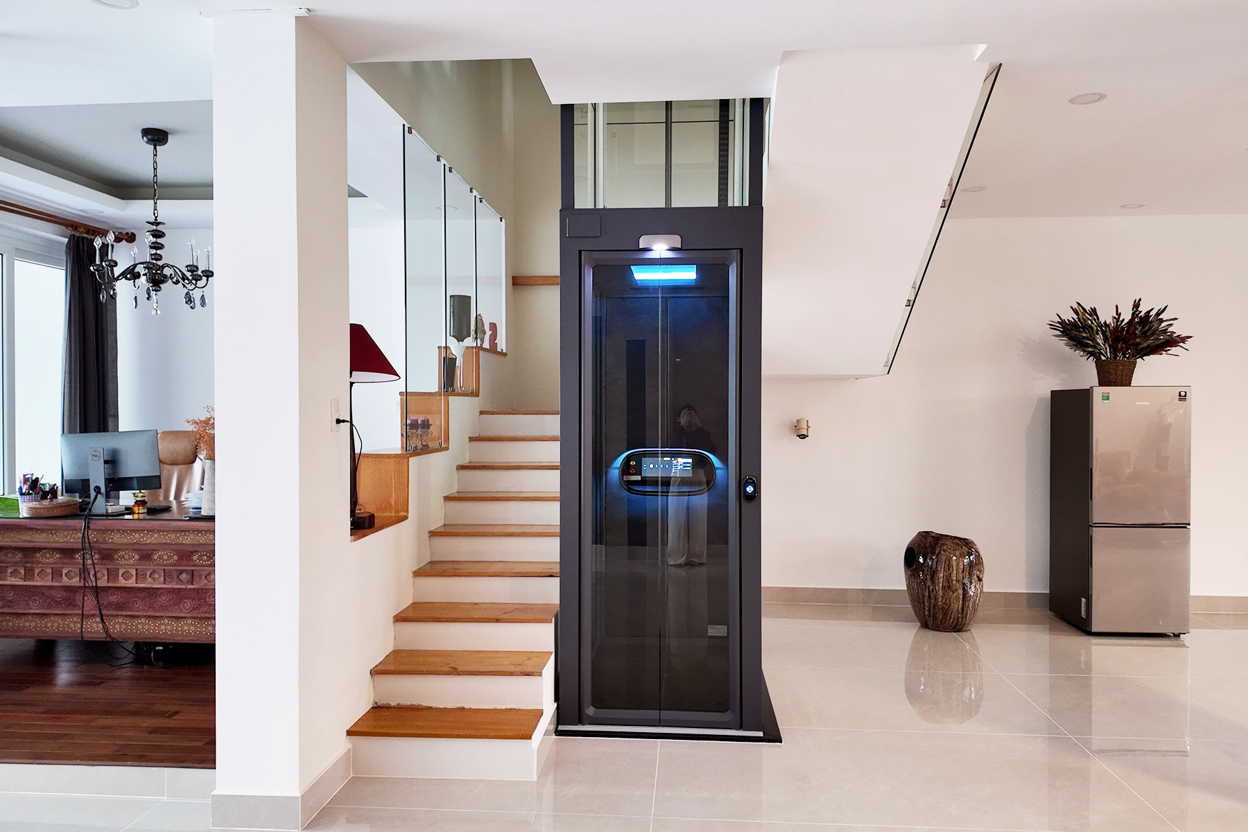 Lift Rumah dengan Shaft Kaca VS Shaft Beton: Perbedaan Desain, Privasi, dan Perawatan 5 3 4